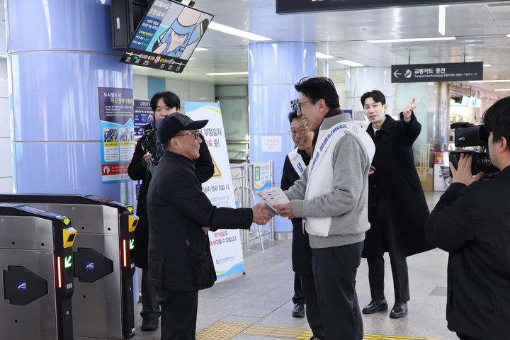 4일 박형준 부산시장이 4일 대중교통비 환급 제도인 '모두의 카드'와 동백패스를 알리는 거리 캠페인에 나섰다.