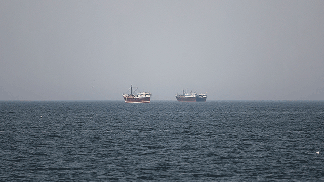 이란 위협에 호르무즈 해협에 발이 묶인 선박들. 연합뉴스.