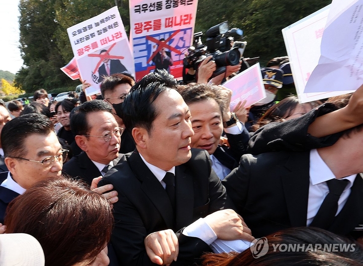 “달걀이라도 맞고 싶다”…보수의 ‘광주 참배 정치’