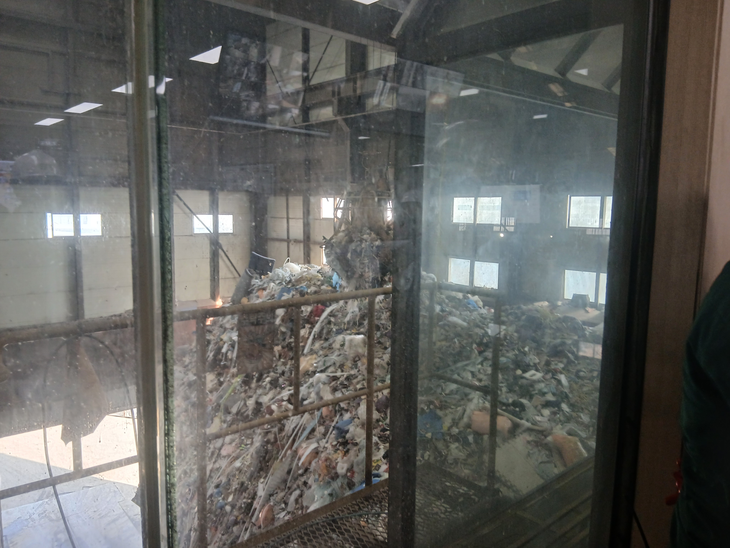 민각소각시설에서 대형 집게형 크레인이 쓰레기를 소각로로 옮기고 있다. 사진= 이원희 기자