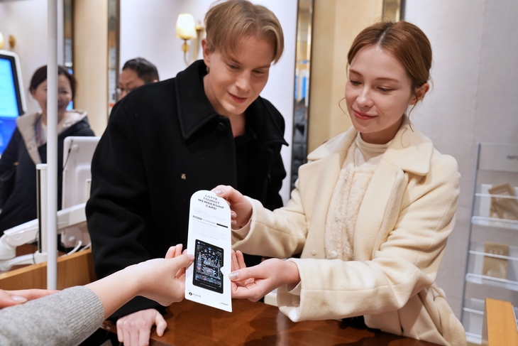 롯데 투어리스트 멤버십 카드를 발급받는 외국인 고객. 사진=롯데백화점