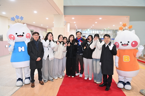 이현재 하남시장 3일 올해 개교한 한홀중학교 찾아 등교하는 신입생 축하