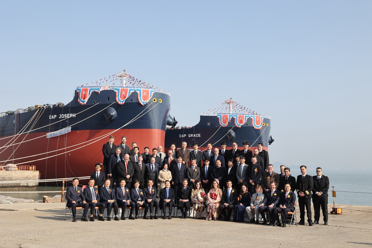 안종혁 한국수출입은행 전무(앞줄 오른쪽 첫 번째)와 김광호 대한조선 회장(앞줄 왼쪽 일곱 번째)이 5일 전남 해남 대한조선에서 열린 명명식에서 기념