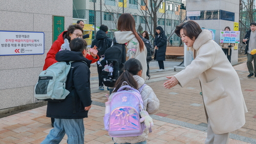 과천시 4일 개학 맞아 등굣길 응원-안전점검 캠페인 실시