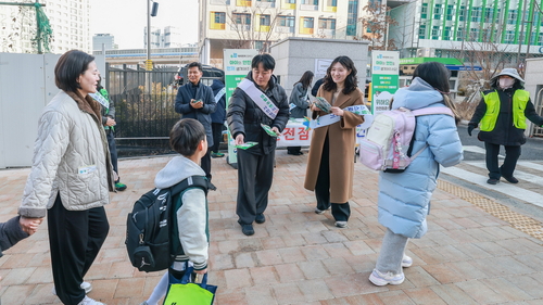 과천시 4일 개학 맞아 등굣길 응원-안전점검 캠페인 실시