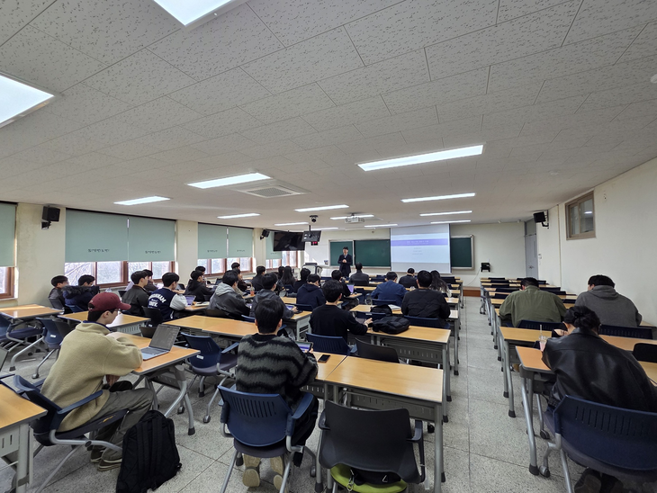 강성일 신보 정책금융 전문 교수가 전남대학교에서 금융인재 양성을 위한 정책금융 강의를 진행하고 있다.