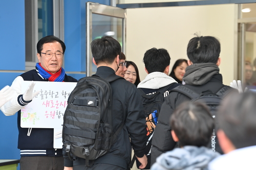 이현재 하남시장 3일 올해 개교한 한홀중학교 찾아 등교하는 신입생 축하