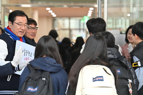 이현재 하남시장 3일 올해 개교한 한홀중학교 찾아 등교하는 신입생 축하
