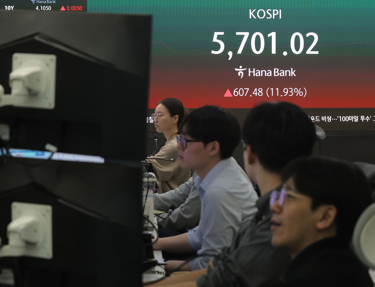 코스피 5,700선 터치