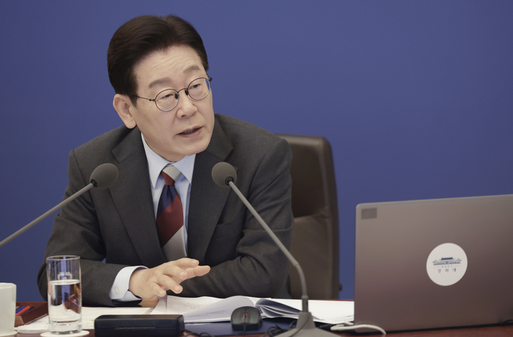 이재명 대통령이 5일 청와대에서 열린 중동 상황 대응책 논의를 위한 국무회의에서 발언하고 있다