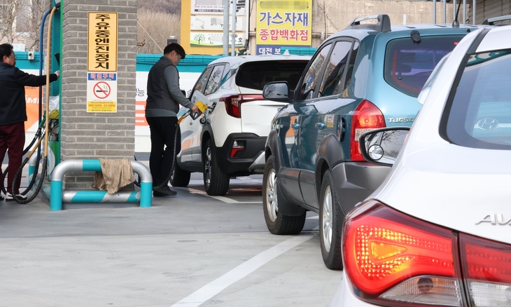 저렴한 주유소로 몰리는 차량 행렬