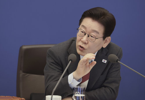 이재명 대통령이 5일 청와대에서 열린 중동 상황 대응책 논의를 위한 국무회의에서 발언하고 있다.