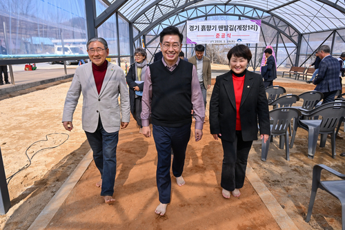 지민희 양평군의회 의원(오른쪽) 2월28일 '경기 흙향기 맨발길' 준공식 참석