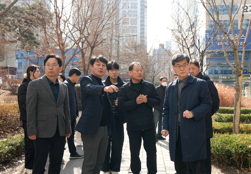 정병용-오승철 하남시의회 의원 4일 미사역 호반써밋 민원의날 접수된 주민 불편 사항 해결 위해 현장점검 실시