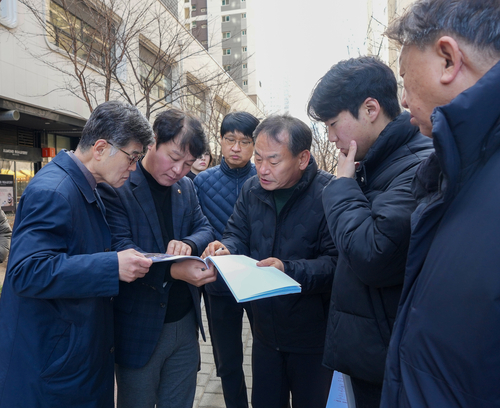 정병용-오승철 하남시의회 의원 4일 미사역 호반써밋 민원의날 접수된 주민 불편 사항 해결 위해 현장점검 실시