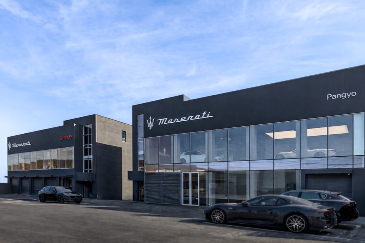 마세라티 판교 전시장 전경.