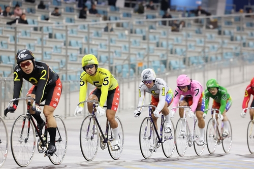 광명 광명스피돔에서 열린 특선급 경주 출전한 김우겸(5번 노란색)