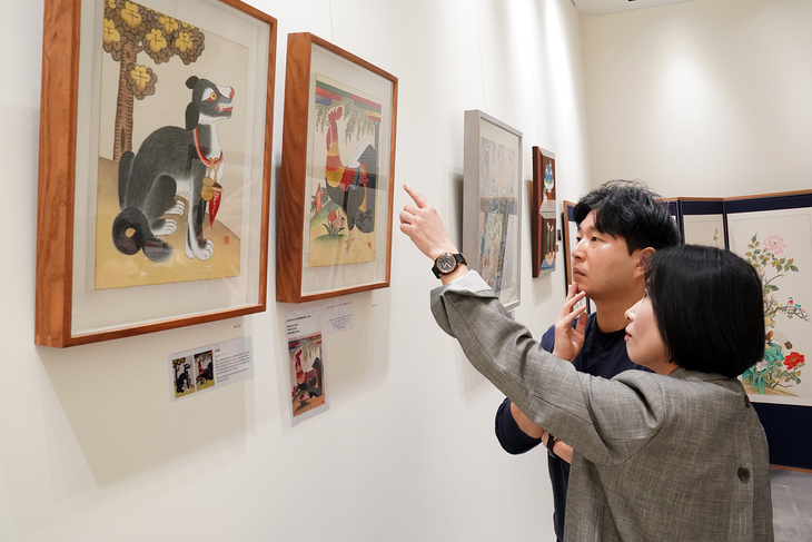 지난 2월 롯데면세점이 월드타워점 8층에 조성한 'K-뮤지엄＆기프트' 매장에서 고객들이 구경하고 있다. 사진=롯데면세점