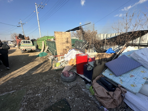 시흥 국가하천 내 물건적치 현장