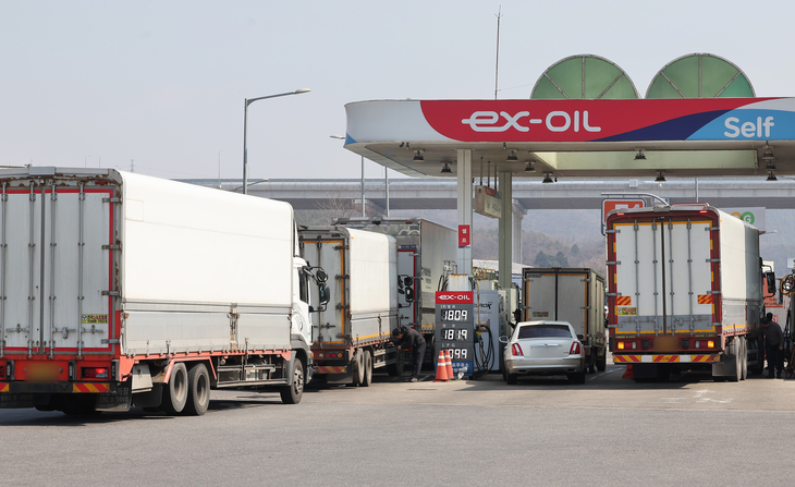 저렴한 주유소에서 주유하는 화물차