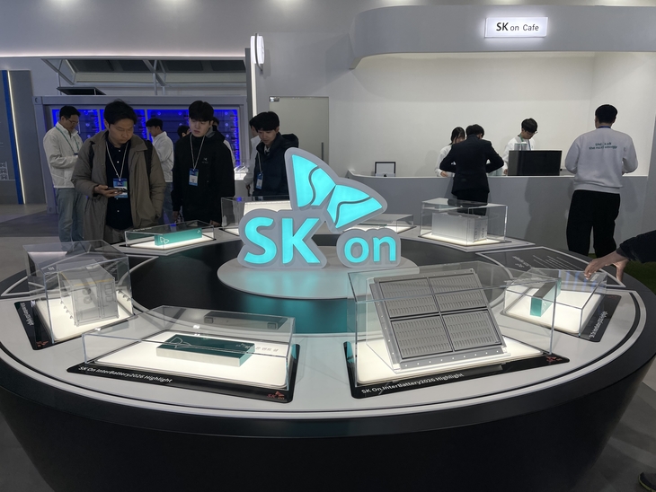 SK온이 '인터배터리 2026' 전시관에서 공개한 셀투팩(CTP), 각형 온 벤트 셀, ESS 등 혁신 기술이 담긴 배터리 제품. 사진=박지성 기자