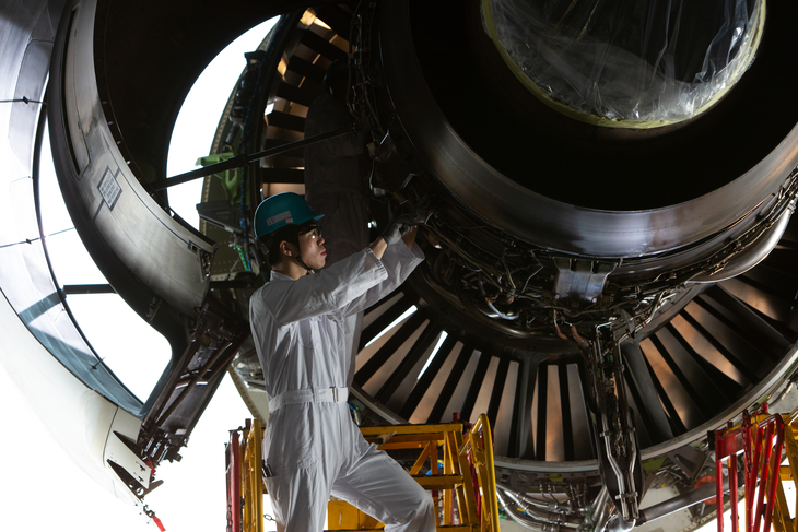 대한항공 정비사가 엔진을 정비하는 모습. 사진=코리안 에어 테크닉스 재팬(KATJ, Korean Air Technics Japan) 제공