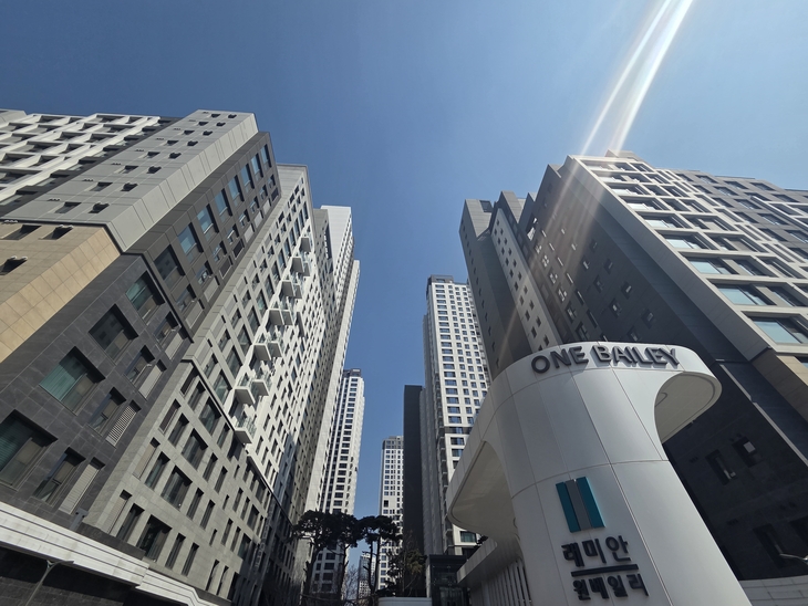 11일, 서울 서초구 반포동 래미안 원베일리 아파트 단지 전경. 최근 단지 외곽 보안문 설치를 둘러싸고 입주자대표회의와 서초구청 간 갈등이 확산되고