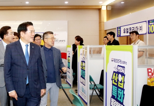 최대호 안양시장 2025년 청년안양정착 일자리 박람회 현장 점검