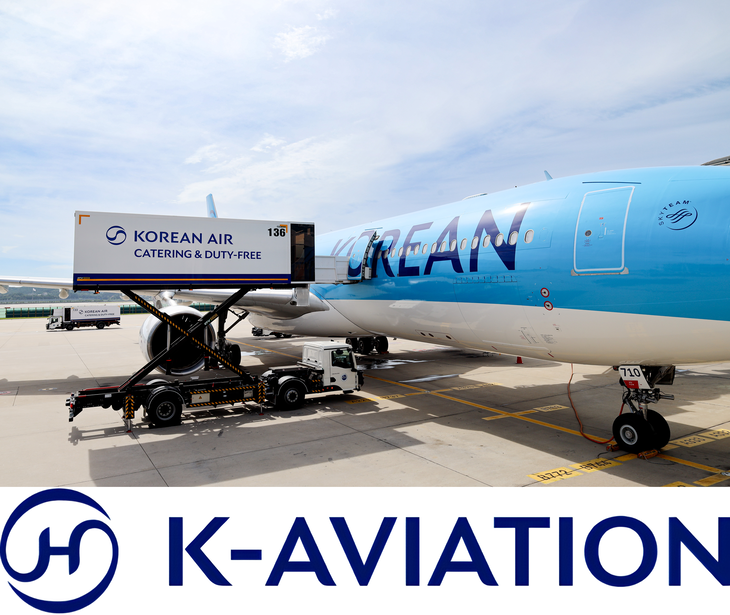 한진그룹 지상 조업 계열사 한국공항(KAS)의 차량에서 대한항공 여객기로 기내식이 실리는 모습(상단)과 전용기 사업 전문 자회사 케이에비에이션 CI.