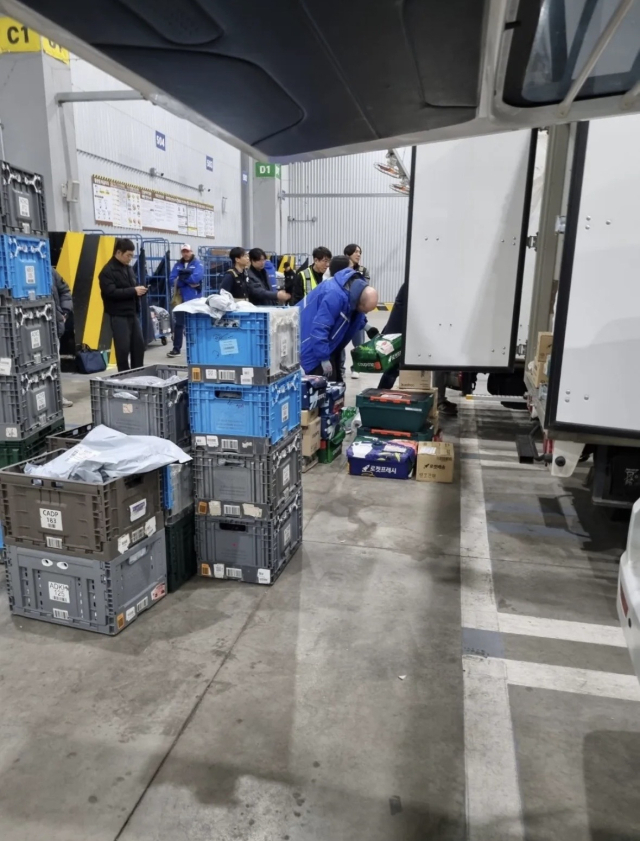 지난 12일 해롤드 로저스 한국 쿠팡 대표가 경기 성남 물류캠프에서 물류 차량에 배송 상품을 싣고 있다. 사진=온라인 커뮤니티 갈무리