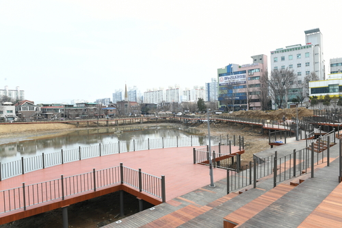 구리시 이문안호수공원 내 수변무대
