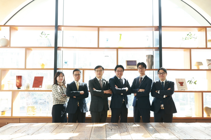 KB국민은행의 패밀리오피스 전담 조직인 'F/O Solution Team'이 기념촬영을 하고 있다.