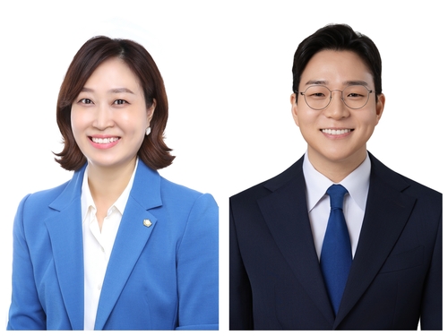 정진호-강선영(왼쪽) 의정부시의회 연구단체 '시정 정책발굴 연구회' 회원