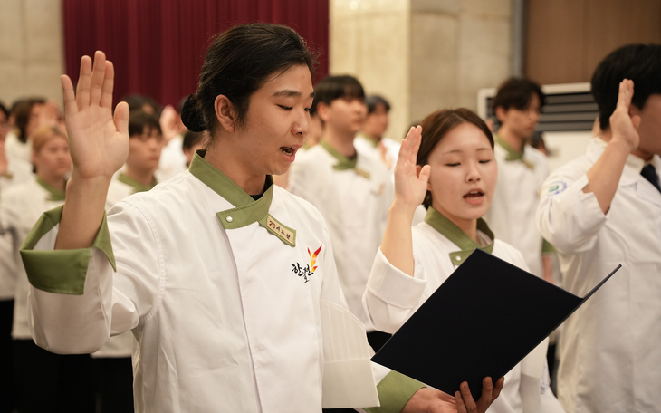 조리복과 조리모 전달로 책임감 강조…실습 중심 교육·인턴십 연계로 취업 경쟁력 강화
