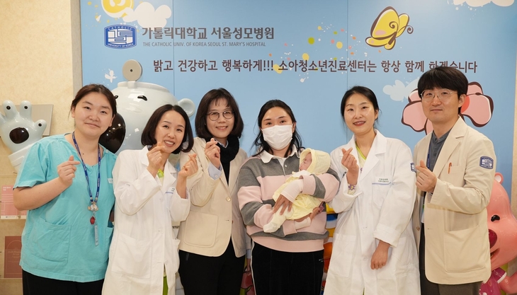 (왼쪽부터) 김민수 교수, 조경아 신생아중환자실 UM 간호사, 주치의 김세연 교수, 아기 가족, 조성민 간호사, 김현호 진료전문의. 사진=서울성모병원