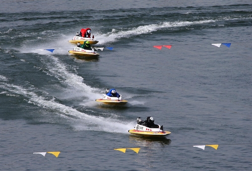 하남 미사경정장에 등바람이 부는 가운데 선수들 결승선 향해 질주
