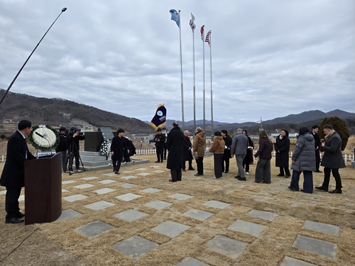 양평군 건립 '지평지구 UN프랑스대대 소속 한국군 참전기념비' 추모객