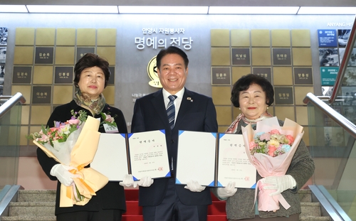 (왼쪽부터) 서정희 안양시민 봉사자-최대호 안양시장-임정임 안양시민 봉사자