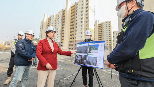 신계용 과천시장(가운데) 17일 '과천8-9단지 재건축 정비사업' 건축물 해체 공사 현장점검