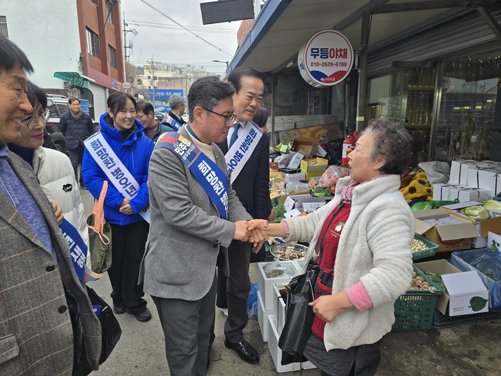 안도걸 더불어민주당 의원이 지난달 14일 광주 동구 산수시장을 방문해 상인들과 인사를 나누며 현장 민심을 청취하고 있다. 사진=안도걸 의원실