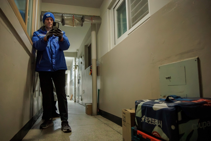 해롤드 로저스 대표가 배송업무를 하고 있는 모습. 사진=쿠팡