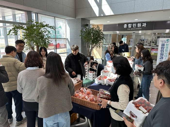 익산시, 시청 1층 농가 직거래 장터 연장 운영