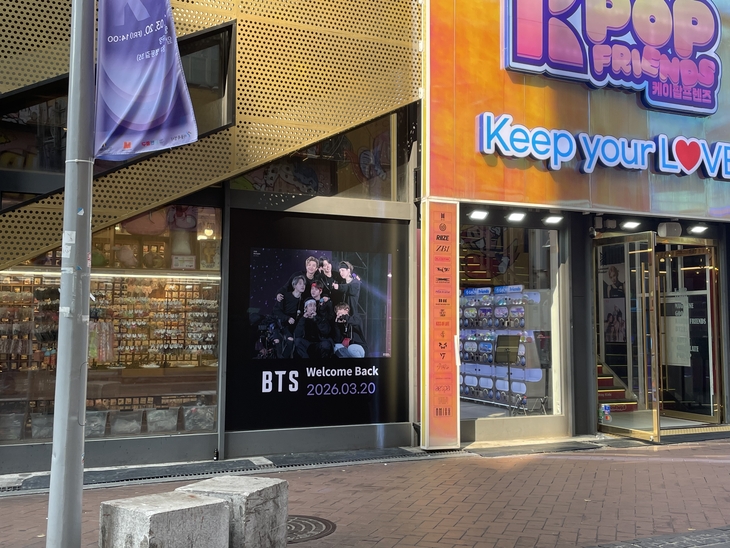 지난 20일 방문한 서울 명동거리 한 매장 외벽에 그룹 방탄소년단(BTS) 컴백을 축하하는 기념 장식이 걸려 있다. 사진=조하니 기자