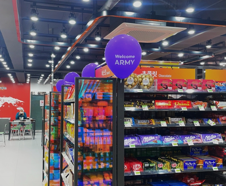 명동역 9번 출구 인근 세븐일레븐 '뉴웨이브 명동점' 매장 매대에 BTS 팬덤 아미 방문을 환영하는 보라색 풍선이 매달려 있다. 사진=조하니 기자