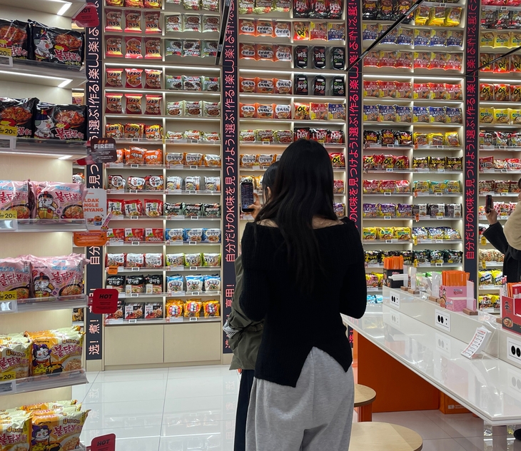 명동역 1번출구 근처에서 운영 중인 이마트24의 'K-푸드랩 명동점' 2층 라면 아카이브 내부 전경. 사진=조하니 기자