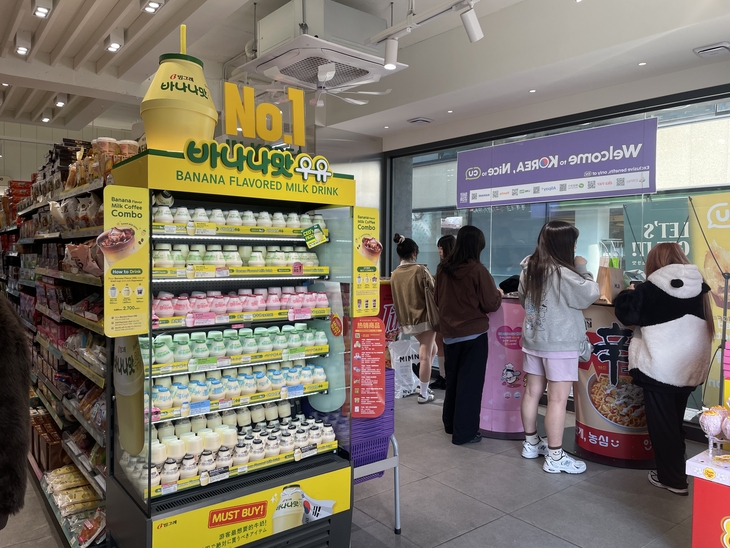 명동역 8번 출구 인근에 자리한 CU의 '명동역점' 매장 내부 라면 시식 코너에서 외국인 고객들이 음식을 섭취하고 있다. 사진=조하니 기자