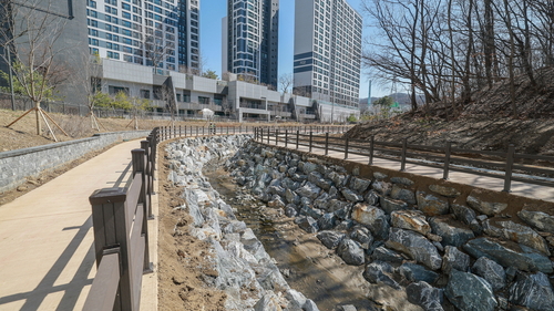 과천시 지식정보타운 내 제비울천 산책로