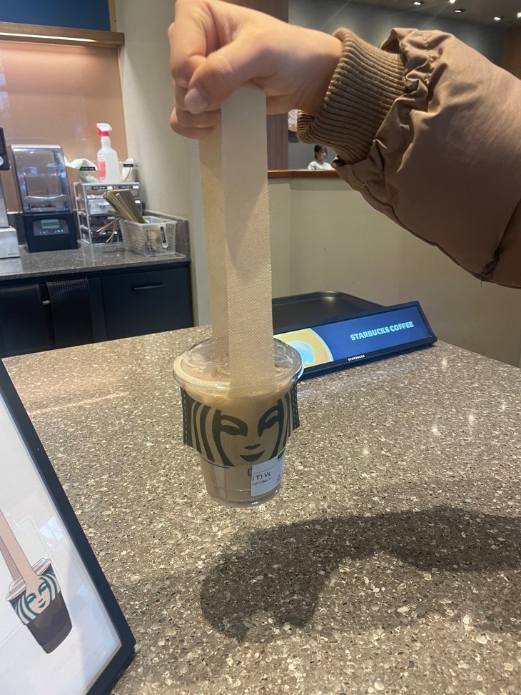 스타벅스 매장에서 테이크아웃 아이스음료 전용으로 100원에 판매 중인 1인용 캐리어. 사진=조하니 기자