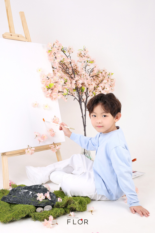 자유로운 포즈·예술적 콘셉트 결합… 벚꽃 속에서 피어난 아이들의 감성
