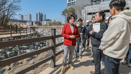 신계용 과천시장 19일 지식정보타운 내 제비울천 산책로 현장점검